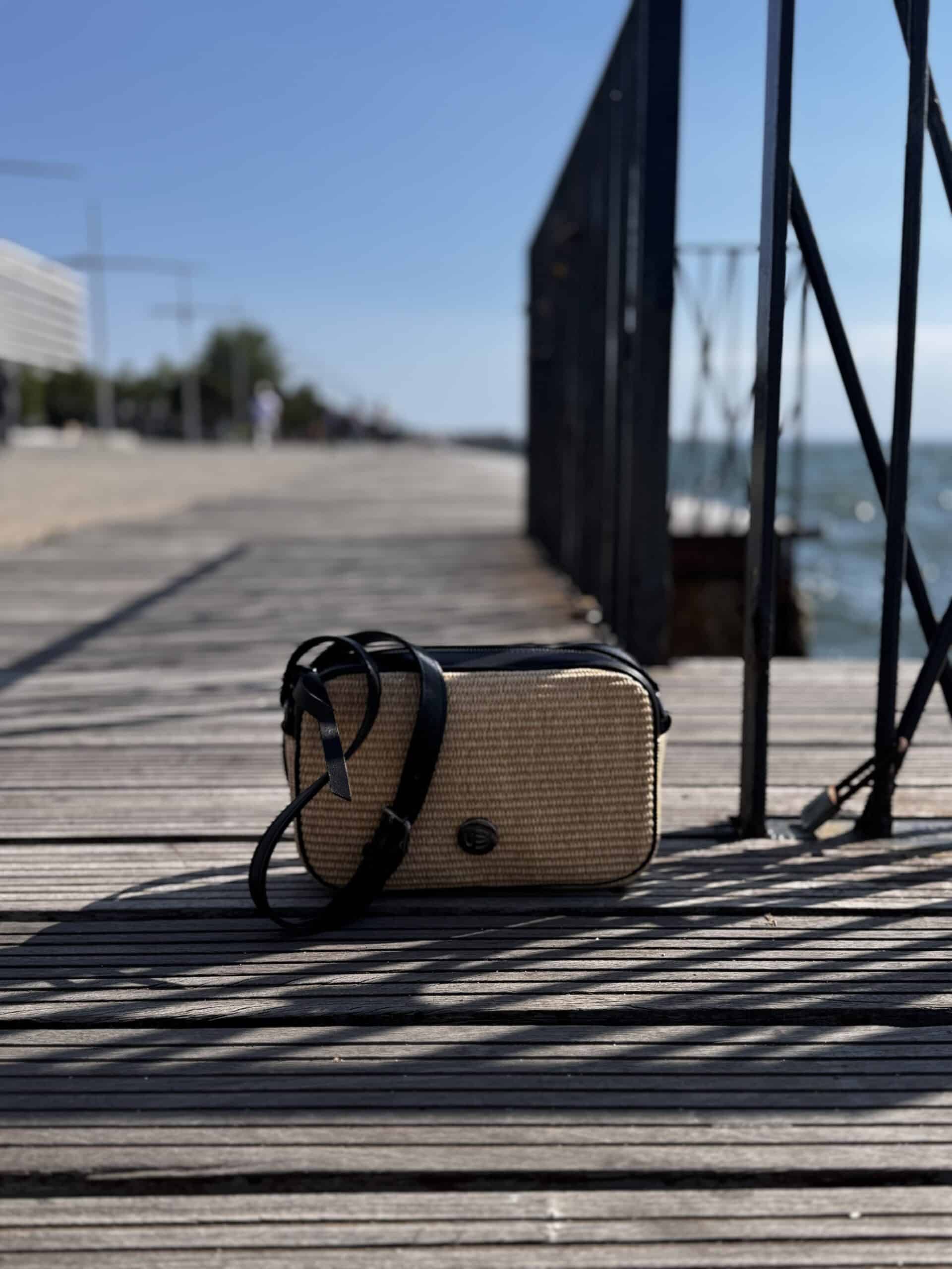 Τσάντα Μπαουλάκι Ψάθα Εκρού Δέρμα Μαύρο 1