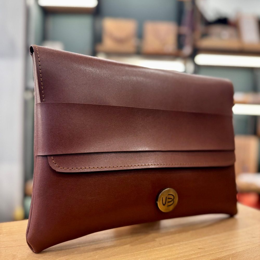 Τσάντα Χειρός Φάκελος – Καφέ Σοκολά Τσάντα Χειρός Φάκελος – Καφέ Σοκολά